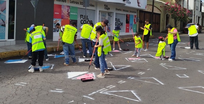El Gobierno de Tepic, a través del IMPLAN, y sociedad civil realizan intervención táctica en la Glorieta Hermana Agua para disminuir riesgos viales